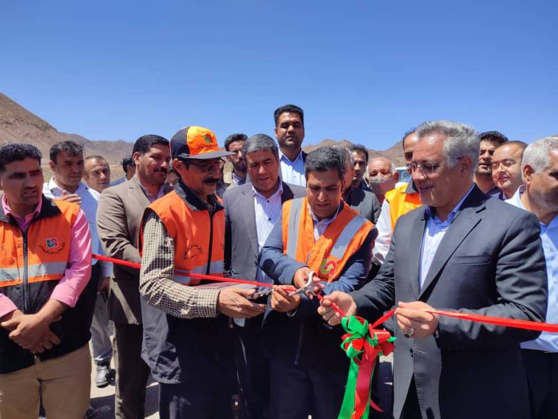 در پنجمین روز از هفته دولت پروژه آسفالت روستای گورافتتاح شد